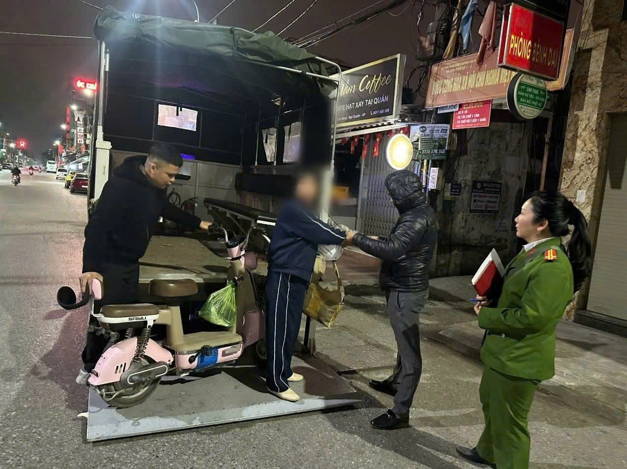 Công an phường Hưng Đạo hỗ trợ người đi lạc trở về đoàn viên cùng gia đình